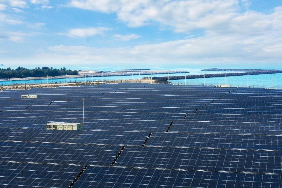 項目廣泛采用光伏補償發(fā)電系統(tǒng)，降低能源消耗。山東電建三公司供圖