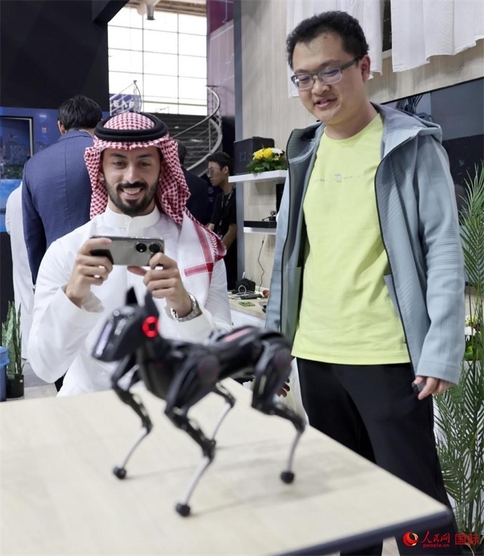一名觀眾在體驗操作機器狗。人民網(wǎng)記者 管克江攝
