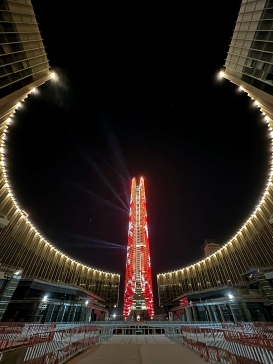  2024年2月9日，埃及開羅以東建設(shè)中的埃及新行政首都中央商務(wù)區(qū)項(xiàng)目上演燈光秀，迎接龍年春節(jié)。新華社發(fā)（黎炳宏攝）