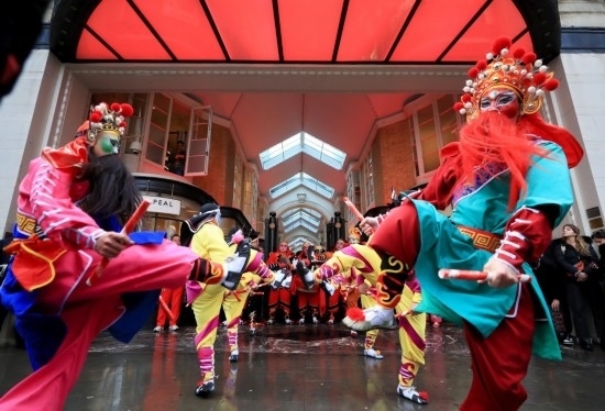  2024年2月10日，來自廣東普寧的英歌舞團(tuán)演員在英國倫敦伯靈頓拱廊街表演英歌舞。新華社記者 李穎 攝