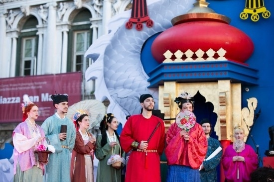  2024年2月13日，在意大利威尼斯，志愿者身著漢服進(jìn)行表演。新華社記者 李京 攝