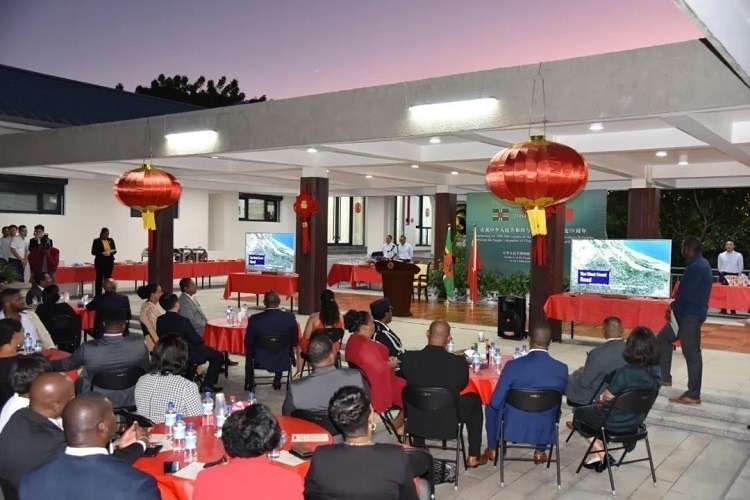 當(dāng)?shù)貢r(shí)間3月13日，慶祝中國(guó)與多米尼克建交20周年招待會(huì)在中國(guó)駐多大使館舉行。中國(guó)駐多米尼克大使館供圖