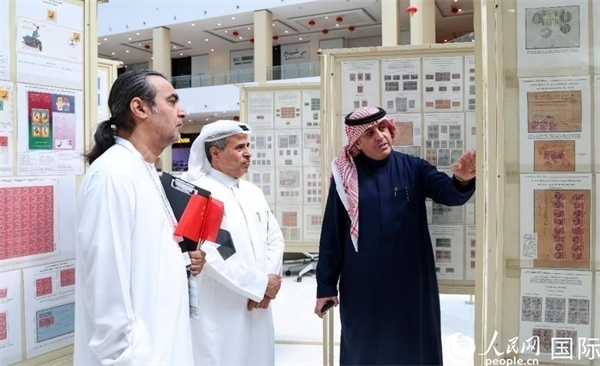 觀眾在欣賞集郵展作品。人民網(wǎng)記者 任皓宇攝