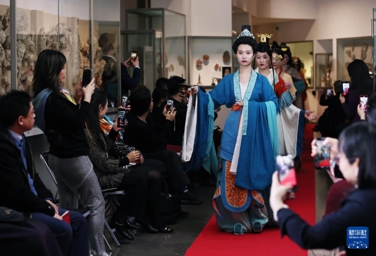 3月13日，在位于法國巴黎的吉美國立亞洲藝術(shù)博物館，模特展示敦煌復(fù)原服飾。新華社記者 高靜 攝