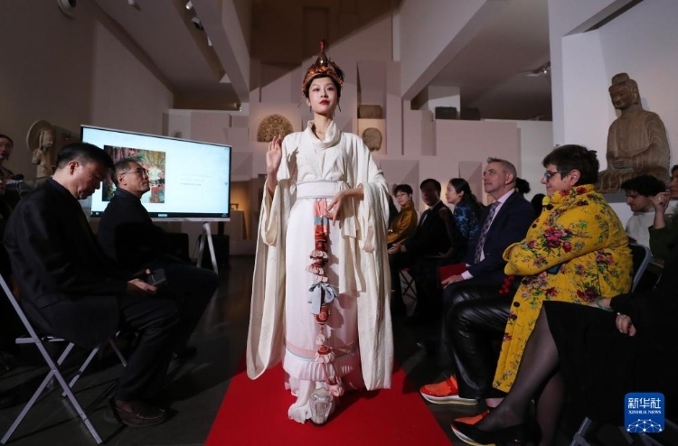 3月13日，在位于法國巴黎的吉美國立亞洲藝術(shù)博物館，模特展示敦煌復(fù)原服飾。新華社記者 高靜 攝