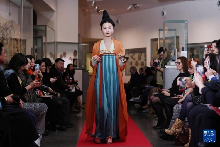 3月13日，在位于法國巴黎的吉美國立亞洲藝術(shù)博物館，模特展示敦煌復(fù)原服飾。新華社記者 高靜 攝