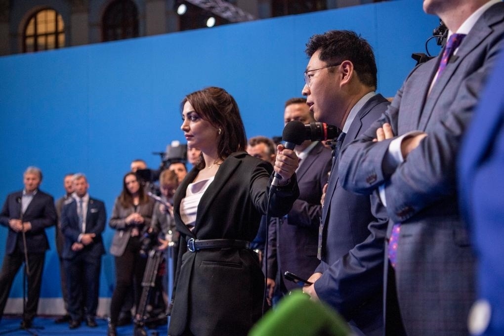 3月18日，在俄羅斯首都莫斯科，新華社記者向俄總統(tǒng)普京提問(wèn)。新華社記者曹陽(yáng)攝