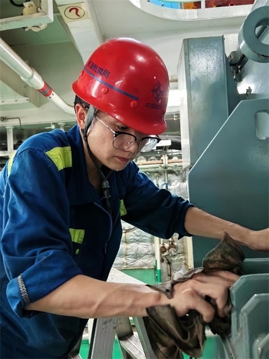 “天鯤號”工作人員正在對設(shè)備進行清潔維護?！疤祧H號”供圖