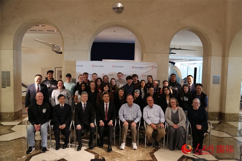 美國高中學(xué)生交流團(tuán)全體與前來送行的各方代表合影。人民網(wǎng)記者 鄧圩攝