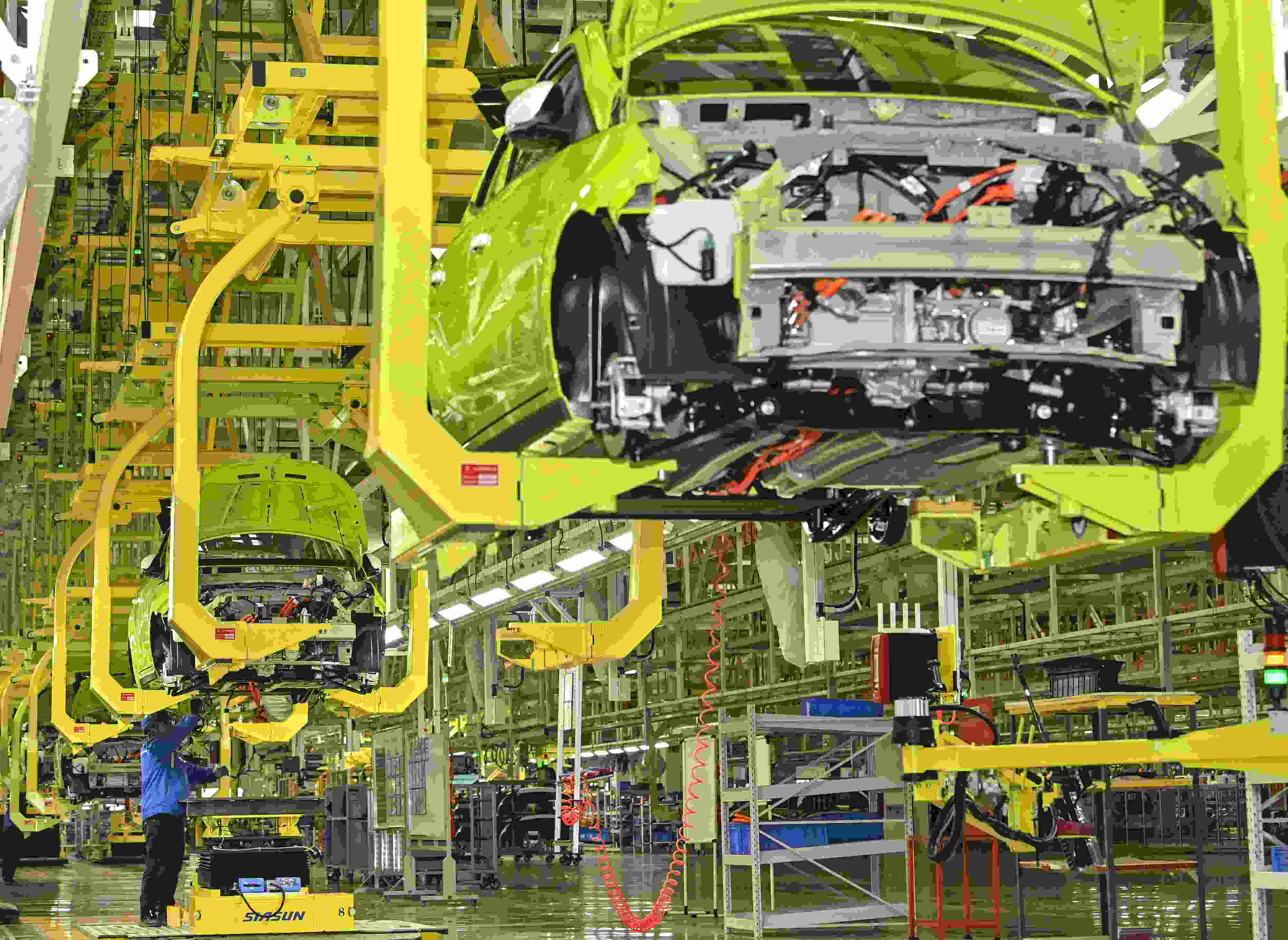 △ 2024年2月27日，一家新能源汽車公司的總裝車間生產(chǎn)線上，工人正在加緊生產(chǎn)趕訂單。