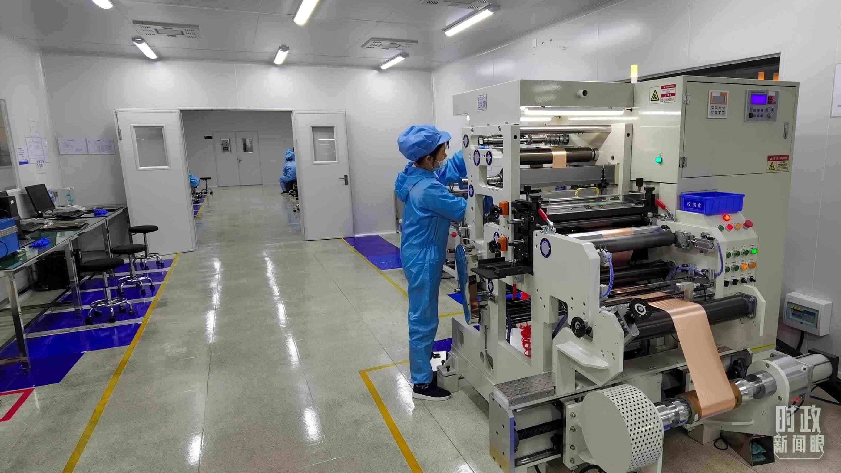 △企業(yè)員工將冷壓后的極片裁出規(guī)定尺寸，用于鋰電池制作。（總臺央視記者郭鴻拍攝）