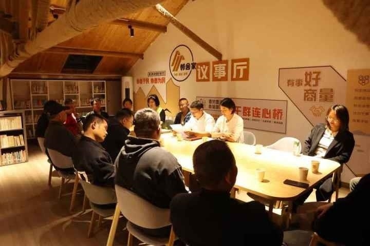 △浙江金華武義縣后陳村“鄰舍家”協(xié)商議事會(huì)討論舊村改造事宜。