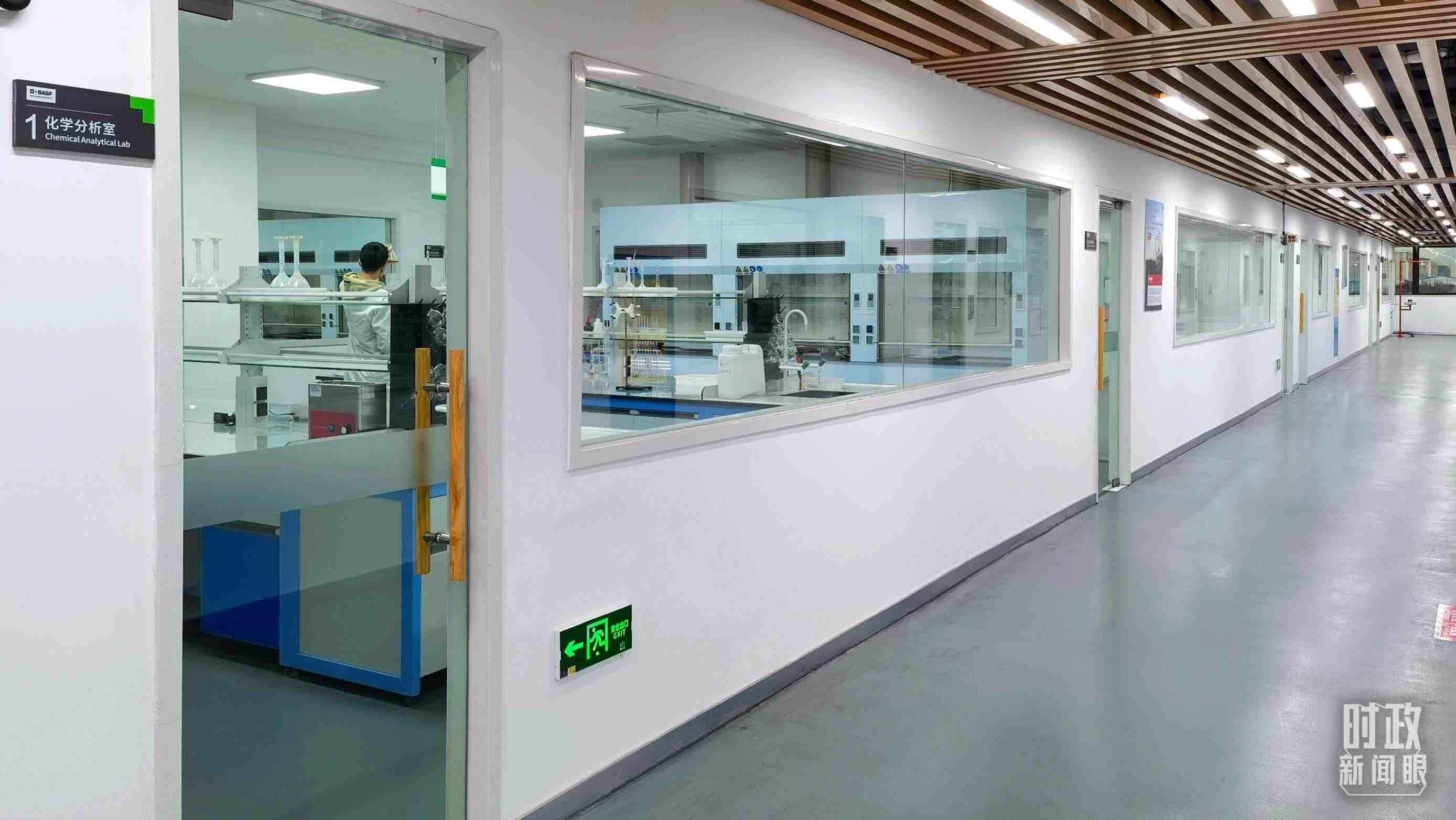 △巴斯夫杉杉電池材料有限公司化學分析室。（總臺央視記者石丞拍攝）