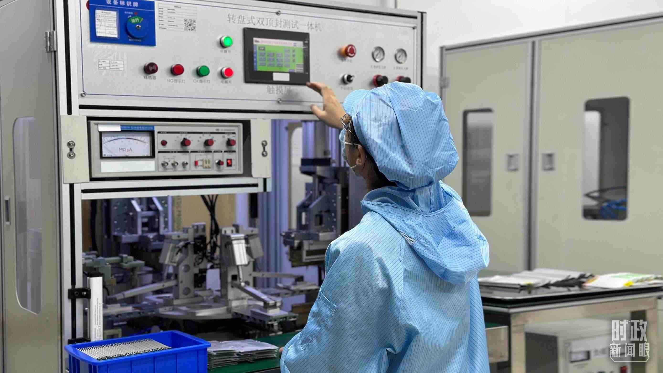 △企業(yè)電池技術中心內，員工正在進行電池封裝。（總臺央視記者盧心雨拍攝）