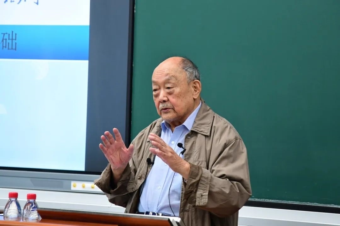 91歲的楊士莪院士“一站到底”為學(xué)生授課。哈爾濱工程大學(xué)供圖