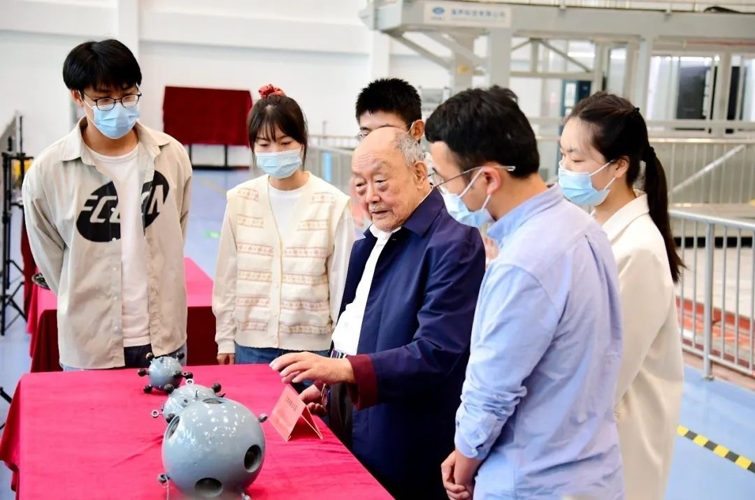 楊士莪院士在實(shí)驗(yàn)室指導(dǎo)學(xué)生。哈爾濱工程大學(xué)供圖