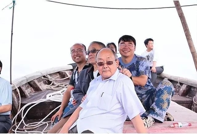 楊士莪院士參加海試。哈爾濱工程大學(xué)供圖