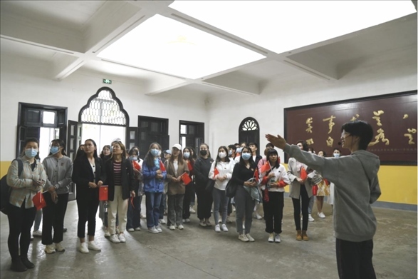 2021年5月20日，少數(shù)民族學生在湖南第一師范學院進行紅色研學活動，共同追尋那段紅色歲月的足跡。