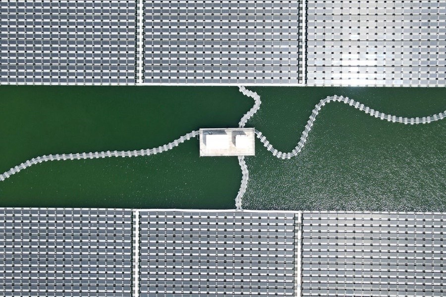 2022年8月25日拍攝的潁上縣毛圩水上光伏電站（無人機照片）。近年來，安徽省阜陽市潁上縣古城鎮(zhèn)積極推進采煤沉陷區(qū)治理工作，將昔日的采煤沉陷區(qū)建設成水上光伏電站，既減少占用土地面積，又能生產(chǎn)清潔能源。