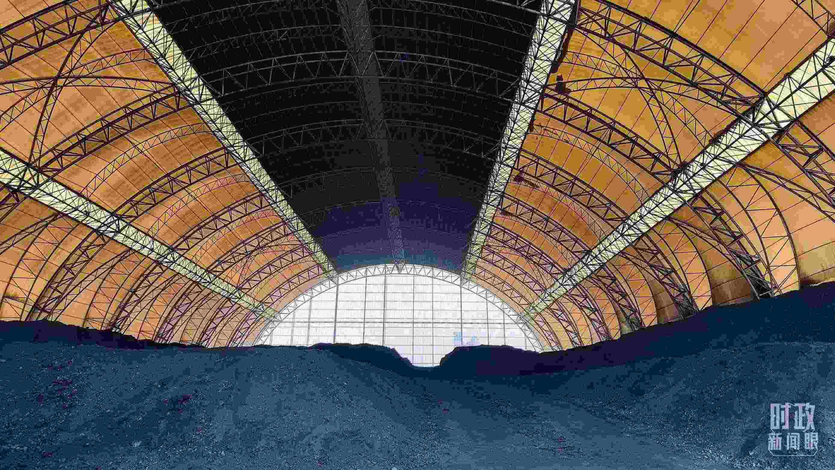 山西瑞光熱電有限責(zé)任公司儲(chǔ)煤場。2022年1月，習(xí)近平來到這里察看煤場儲(chǔ)煤情況。（總臺(tái)央視記者楊立峰拍攝）