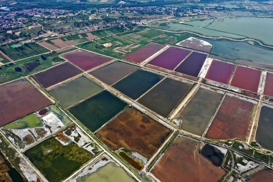 這是2023年7月11日拍攝的山西運城鹽湖一角（無人機照片）。按照“生態(tài)優(yōu)先、保護為主、適度開發(fā)”的原則，2020年9月，運城市全面停止鹽湖范圍內(nèi)的工業(yè)生產(chǎn)活動。近年來，千年鹽湖正在向生態(tài)保護、風貌重塑、產(chǎn)業(yè)轉(zhuǎn)型、全域旅游的“綠色發(fā)展”轉(zhuǎn)變。