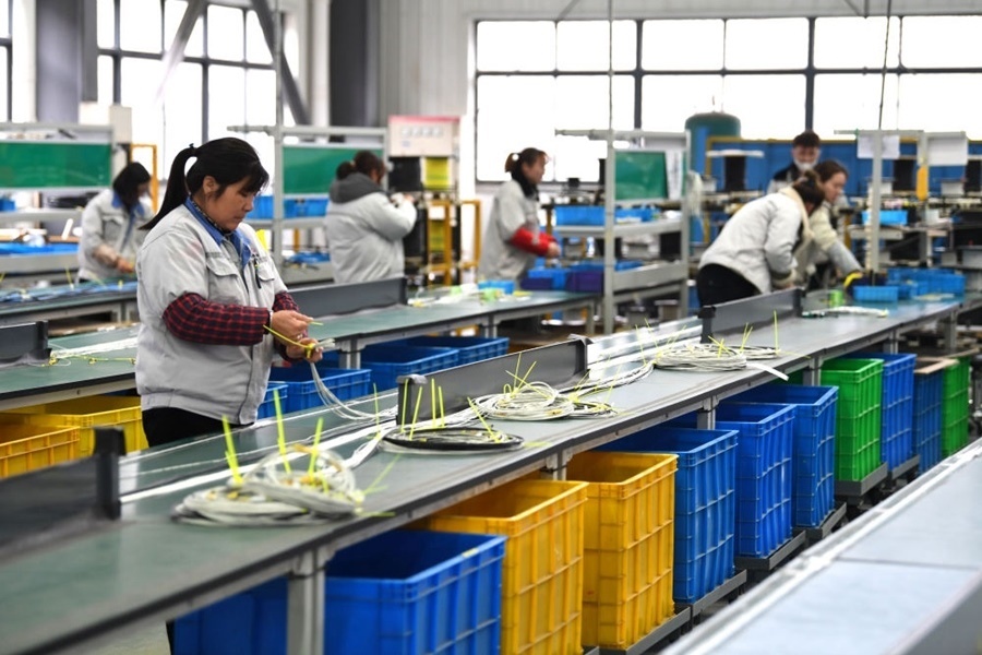 2022年2月16日，工作人員在安徽省滁州市汊河軌道交通裝備產(chǎn)業(yè)園的一家軌道交通裝備企業(yè)生產(chǎn)線上忙碌。安徽省滁州市來安縣汊河鎮(zhèn)地處皖蘇交界，緊鄰南京市江北新區(qū)。近年來，來安縣成為承接南京產(chǎn)業(yè)轉(zhuǎn)移的前沿陣地，汊河這個曾經(jīng)的傳統(tǒng)農(nóng)業(yè)小鎮(zhèn)緊抓機遇，開始深度融入長三角，參與產(chǎn)業(yè)協(xié)作分工。產(chǎn)業(yè)園吸引了越來越多長三角地區(qū)軌道交通企業(yè)入駐，形成了鐵路客車、城際軌道零部件研發(fā)、生產(chǎn)、銷售的產(chǎn)業(yè)集群。