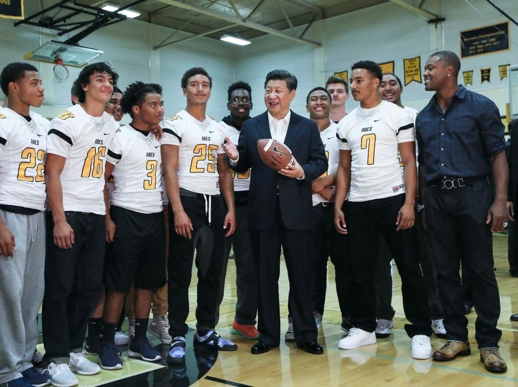 2015年9月23日，國家主席習近平參觀美國塔科馬市林肯中學。這是習近平在學校體育館，同上橄欖球訓練課的學生們親切交談。新華社記者 蘭紅光 攝