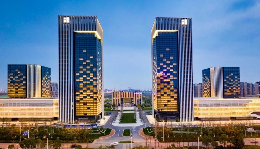 這是2019年3月13日拍攝的位于安徽合肥的中國聲谷產(chǎn)業(yè)園（無人機照片）。截至2024年，中國聲谷入駐企業(yè)超過2000戶，年產(chǎn)值超過2000億元，形成以智能語音及人工智能產(chǎn)業(yè)為核心的新一代信息技術產(chǎn)業(yè)集群。