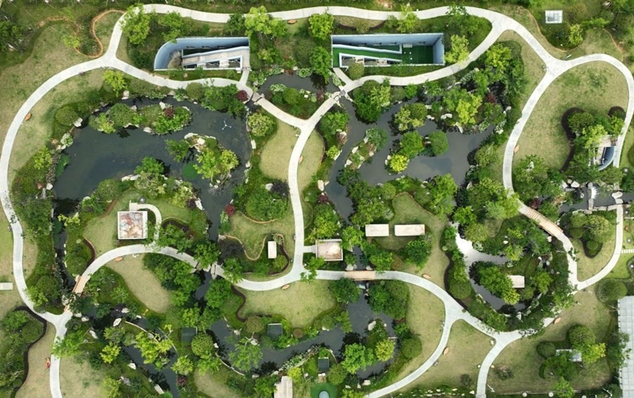 這是2023年6月15日拍攝的以“地上花園+地下治污”設計理念建設的九江市雙溪公園（無人機照片）。近年來，江西省九江市啟動中心城區(qū)水環(huán)境綜合整治工程，通過地下污水治理、岸線生態(tài)修復、興建“公園式”污水處理廠、城市智慧管網(wǎng)管控等措施，改善水環(huán)境，城市面貌煥然一新。