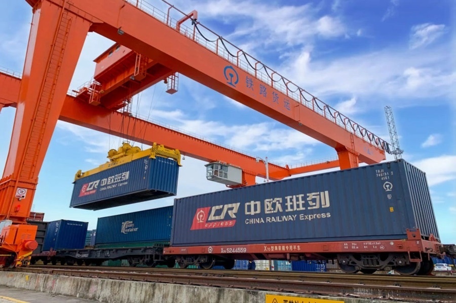 2022年4月29日，在鐵路合肥北站物流基地集裝箱作業(yè)區(qū)，龍門吊吊裝準備發(fā)運的中歐班列集裝箱。