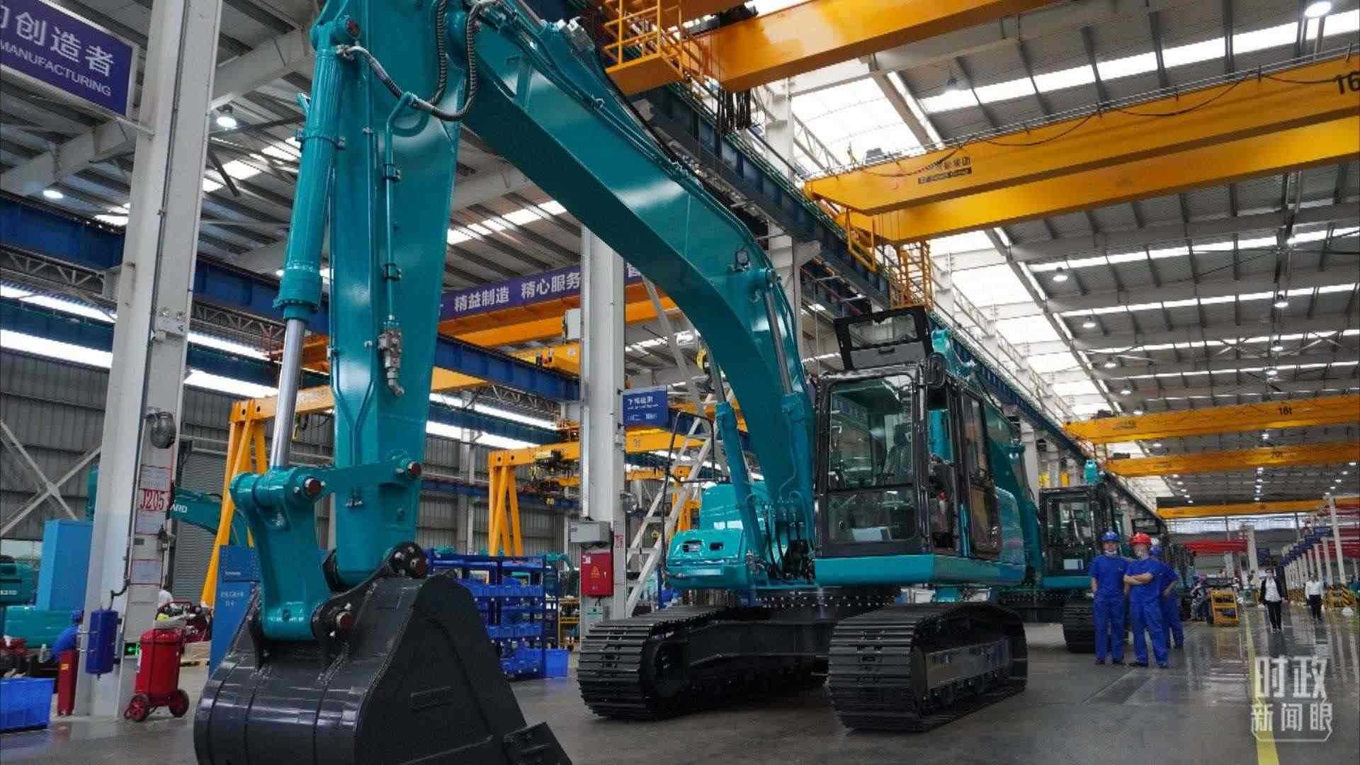 △這是山河智能大型挖掘機的組裝車間。2020年9月，習(xí)近平曾到此地考察。（總臺央視記者郭曉龍拍攝）