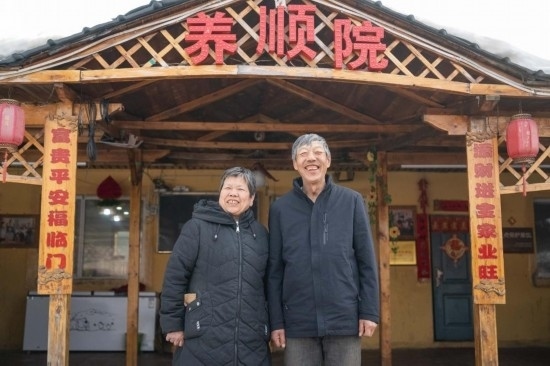 在伊春市友好區(qū)，伊春森工上甘嶺林業(yè)局有限責任公司溪水林場分公司退休職工劉養(yǎng)順（右）和老伴楊秋娥在自家農(nóng)家院中（3月13日攝）。新華社記者 謝劍飛 攝