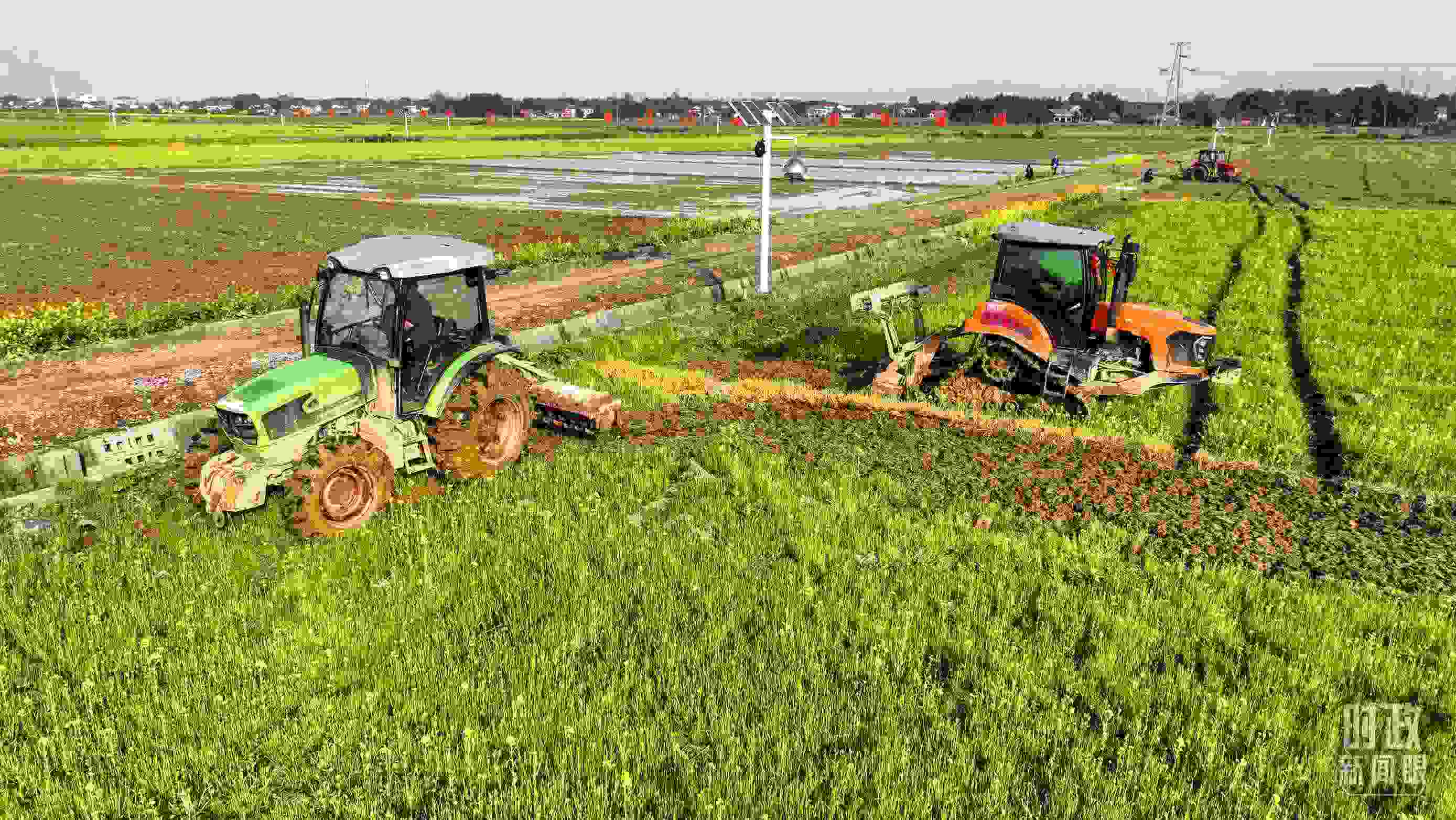 △位于港中坪村的糧食生產(chǎn)萬畝綜合示范片區(qū)，春耕備耕生產(chǎn)繁忙。（總臺央廣記者潘毅拍攝）