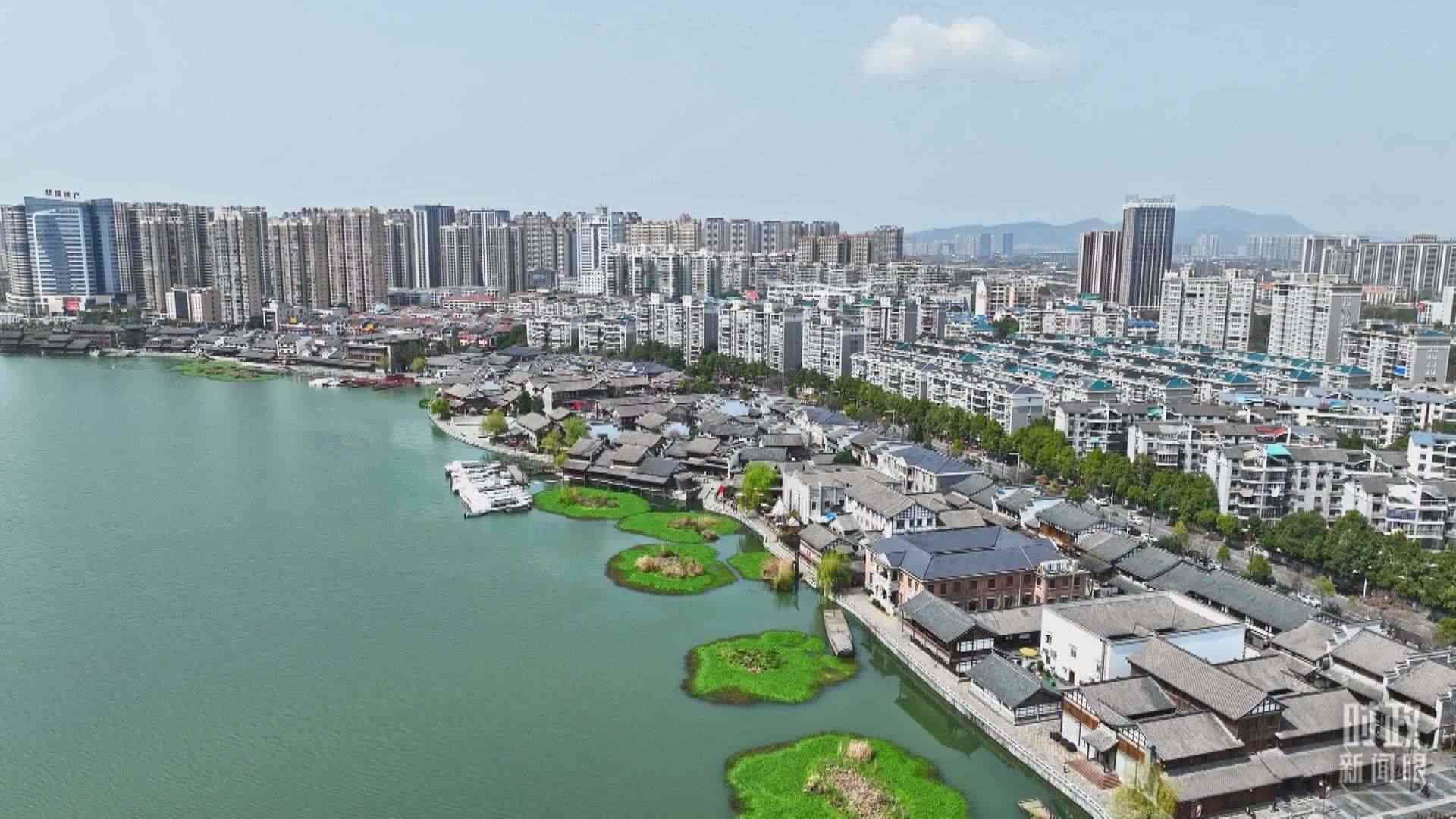 △沅江江畔，常德河街與現(xiàn)代建筑交相輝映。（總臺央視記者范凱拍攝）