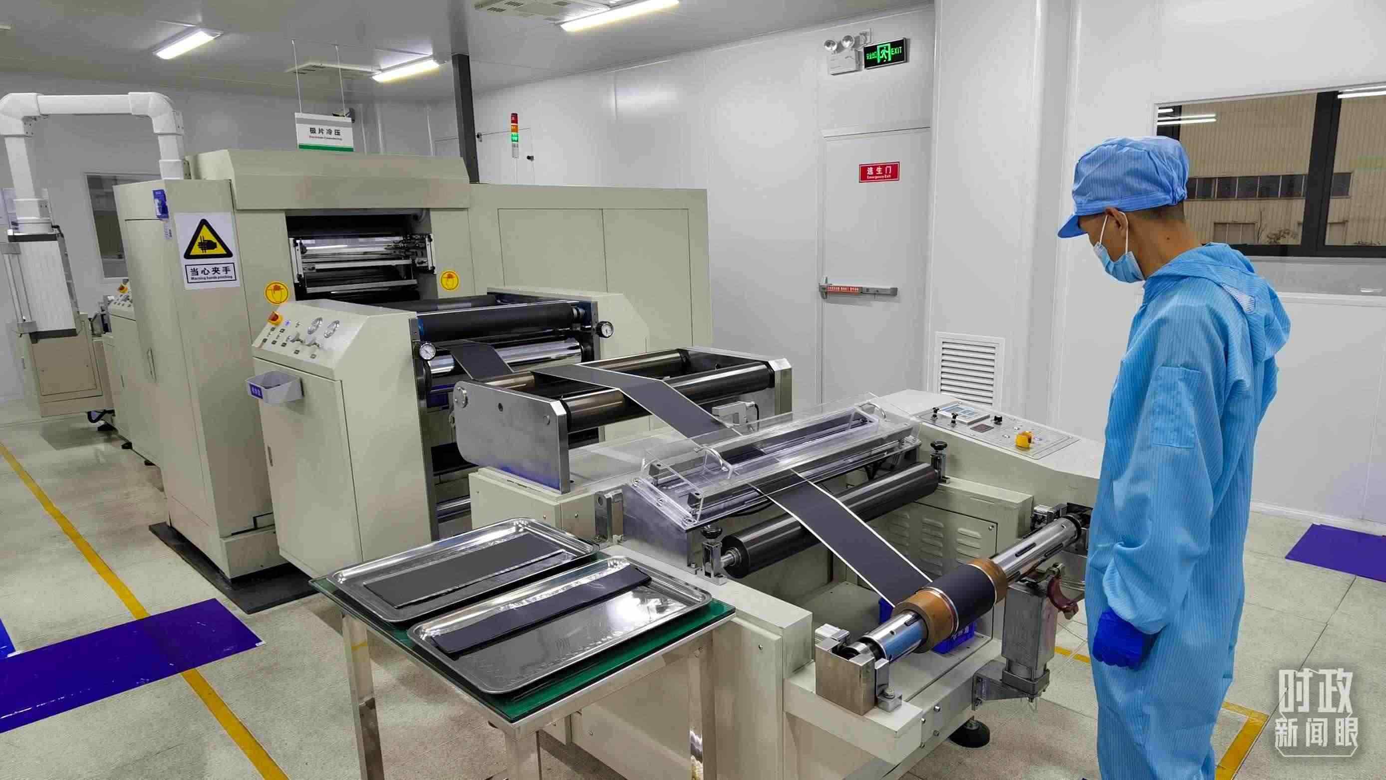 △這是電池生產(chǎn)的極片冷壓操作車間。（總臺央視記者郭鴻拍攝）