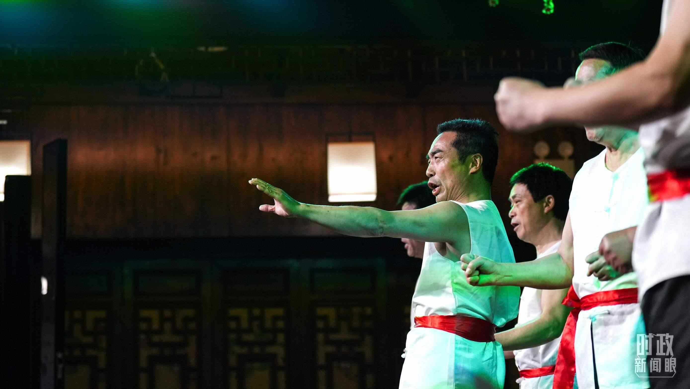 △常德河街，鴛鴦走馬樓上演常德高腔《穆桂英掛帥》和澧水船工號子。（總臺央視記者許永松、國廣記者李晉拍攝）