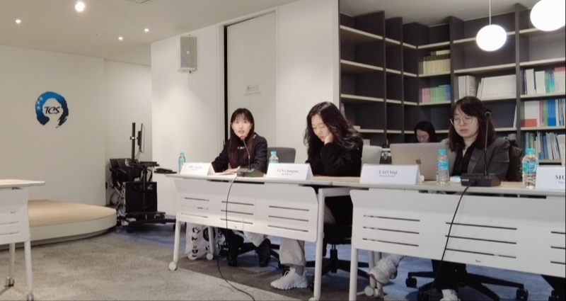 記者（左一）在交流活動上，以加強中日韓三國經(jīng)濟合作、增進三國民眾相互理解為主題發(fā)表演講。權(quán)小星攝