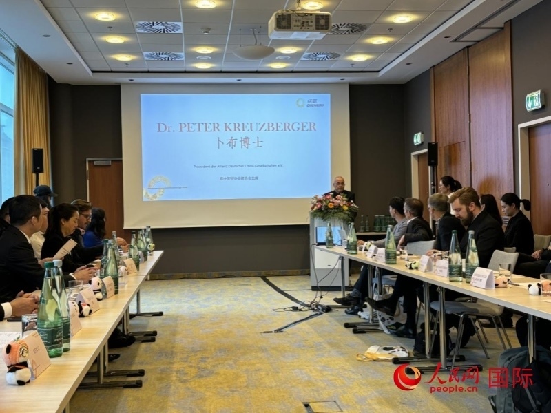 在成都文化旅游（柏林）推介座談會(huì)上，德中友好協(xié)會(huì)聯(lián)合會(huì)主席卜布致辭。人民網(wǎng)記者張慧中攝