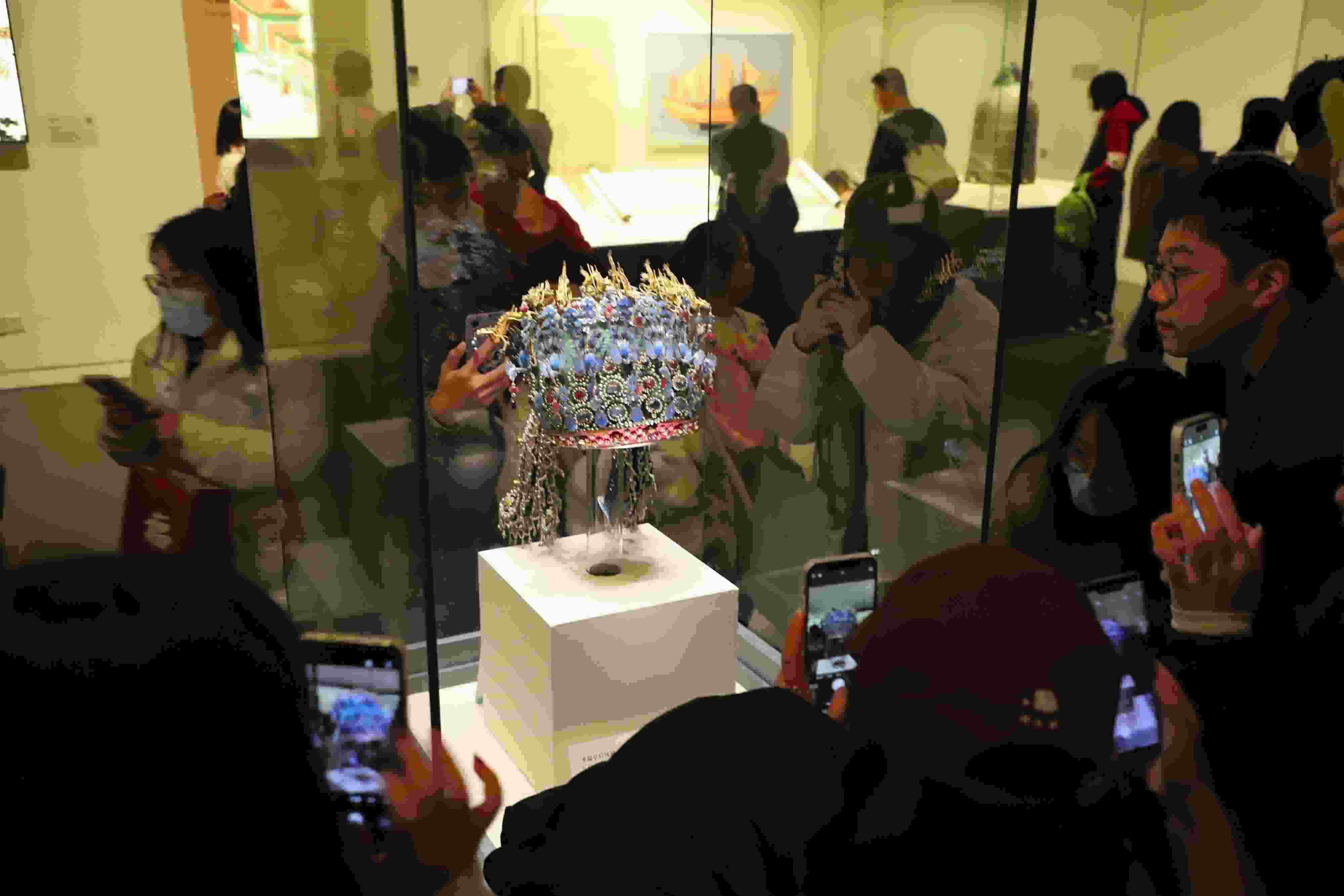 △ 2024年3月9日，北京，中國國家博物館，來自天南海北的游客在參觀藏品。