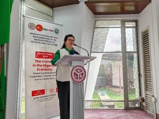 3月21日，中國(guó)駐拉各斯總領(lǐng)事嚴(yán)宇清在首屆拉各斯論壇上致辭。（圖片由中國(guó)駐拉各斯總領(lǐng)事館提供）