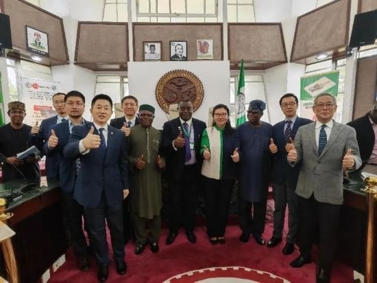 3月21日，與會(huì)嘉賓在首屆拉各斯論壇現(xiàn)場(chǎng)合影留念。（圖片由中國(guó)駐拉各斯總領(lǐng)事館提供）