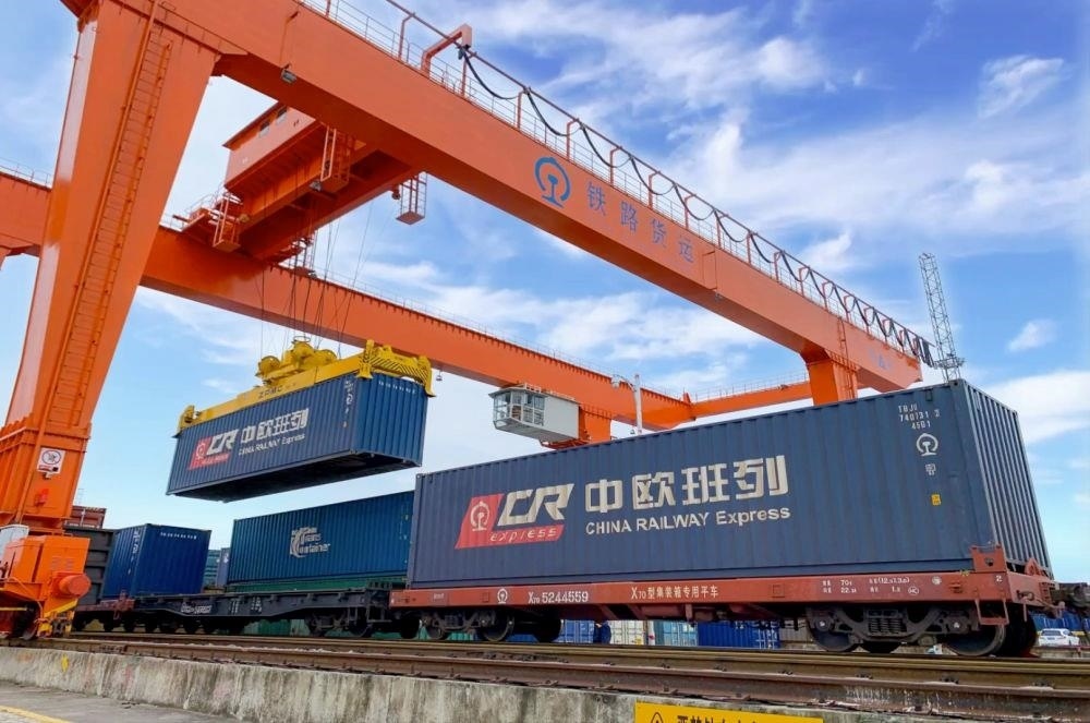 △2022年4月29日，在安徽合肥北站物流基地集裝箱作業(yè)區(qū)，準備發(fā)運的中歐班列集裝箱。