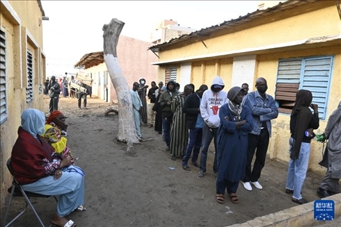 3月24日, 選民在塞內(nèi)加爾首都達(dá)喀爾的一處投票站前排隊(duì)。新華社發(fā)（登巴·蓋伊攝）