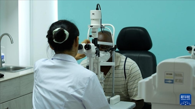 3月4日，在多米尼克羅索的中多友誼醫(yī)院眼科中心，援多醫(yī)療隊成員、南方醫(yī)科大學第三附屬醫(yī)院眼科主治醫(yī)師魯志卿為病人做檢查。新華社記者 王朝 攝