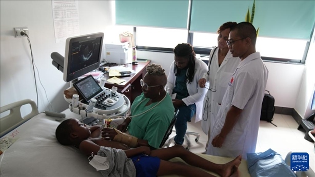 3月4日，在多米尼克羅索的中多友誼醫(yī)院，援多醫(yī)療隊成員、南方醫(yī)科大學第五附屬醫(yī)院心血管內(nèi)科主治醫(yī)師駱志鵬與當?shù)蒯t(yī)生共同診療。新華社記者 王朝 攝