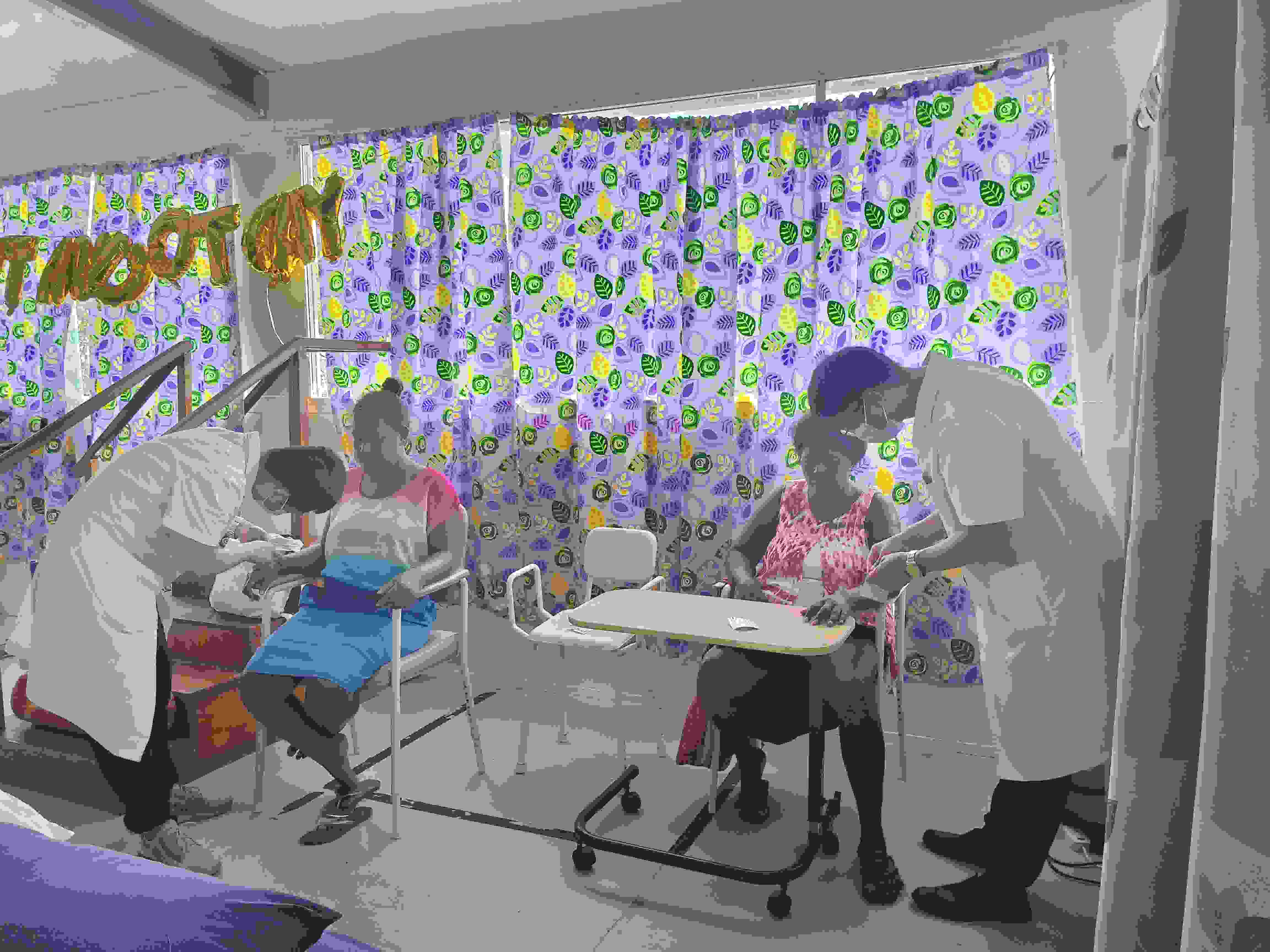 2023年7月3日，中國(guó)援助所羅門群島醫(yī)療隊(duì)針灸大夫在所羅門群島首都霍尼亞拉國(guó)家轉(zhuǎn)診醫(yī)院為患者治療。