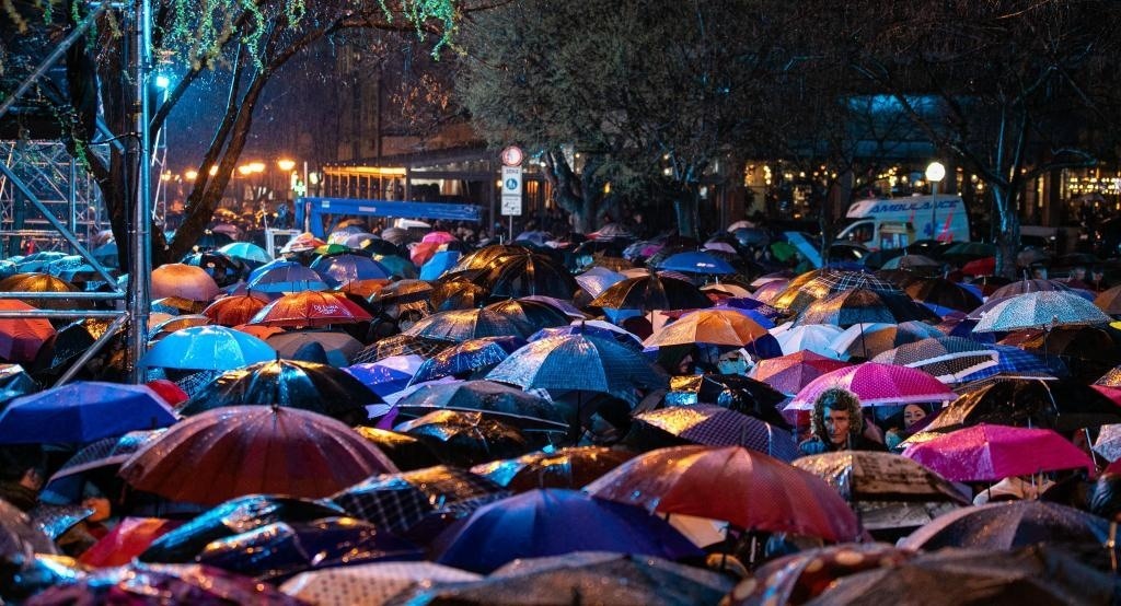 3月24日，在塞爾維亞南部城市普羅庫普列，人們參加北約轟炸南聯(lián)盟遇難者悼念儀式。新華社發(fā)（王韡攝）