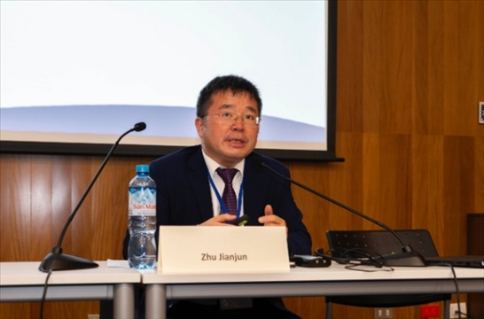 上海外國語大學(xué)國際文化交流學(xué)院副院長朱建軍做專題講座。（秘魯天主教大學(xué)孔子學(xué)院供圖）