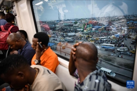 2月28日，在尼日利亞拉各斯，人們乘坐輕軌藍(lán)線列車。新華社記者 韓旭 攝