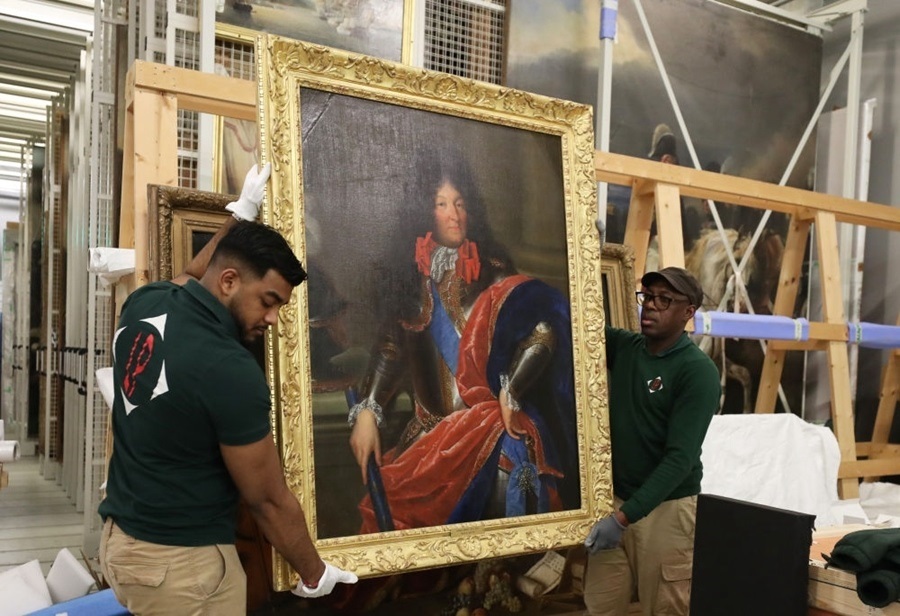  2024年3月11日，在法國(guó)巴黎近郊的凡爾賽宮，工作人員準(zhǔn)備打包油畫《路易十四戎裝像》。在2024年中法建交60周年暨中法文化旅游年之際，凡爾賽宮和故宮博物院將于4月至6月在故宮共同舉辦“凡爾賽宮與紫禁城”展覽。凡爾賽宮工作人員將70余件法方展品打包裝箱，計(jì)劃在不久之后將其運(yùn)往北京。新華社記者 高靜 攝